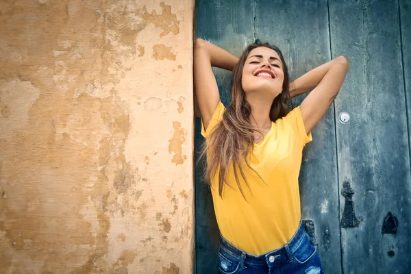 Feliz jovem mulher — Fotografia de Stock