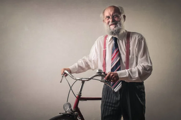 Oude man met fiets — Stockfoto