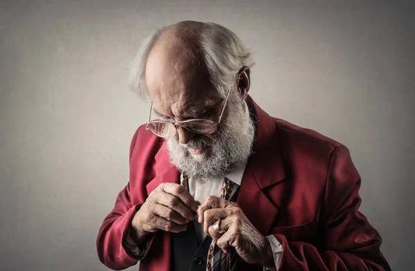 Oude man in vintage kleding — Stockfoto