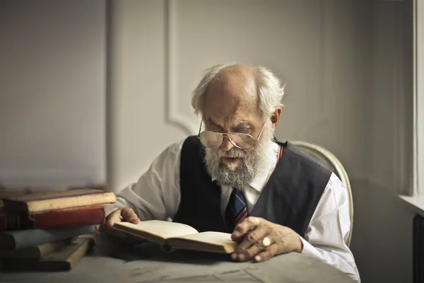 Oude man met boek — Stockfoto