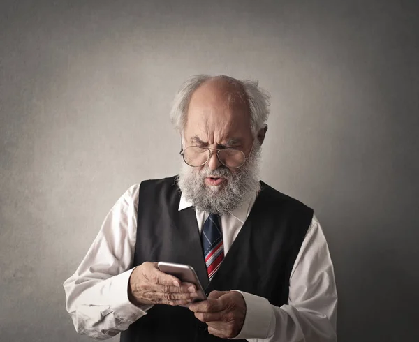 Starý muž s telefonem — Stock fotografie