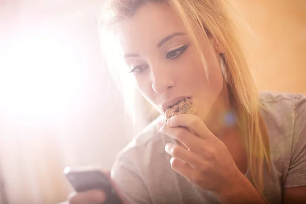 Kvinna äta en cookie — Stockfoto