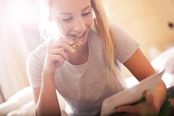 Kvinna äta inuti — Stockfoto