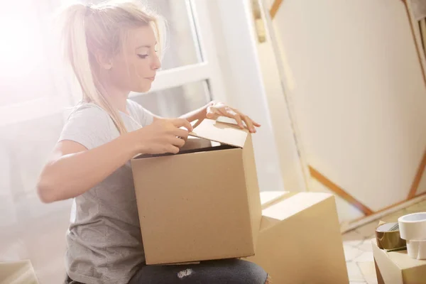 Frau zieht ein — Stockfoto