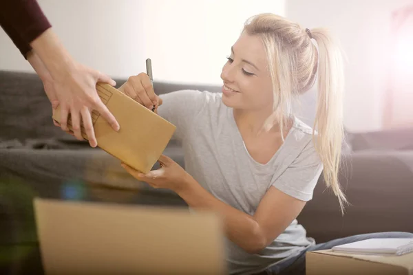 Frau mit Schachteln — Stockfoto