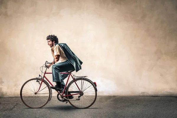 Homme d'affaires à vélo — Photo