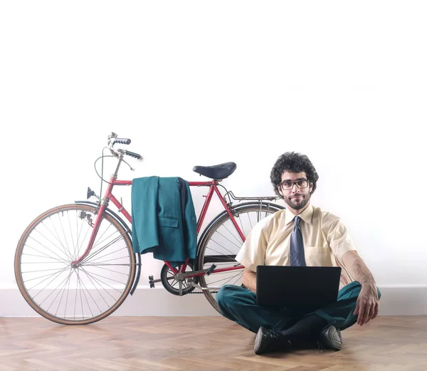 Homem de negócios com laptop — Fotografia de Stock