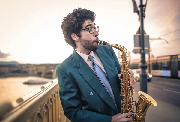 Homme saxophone sur le pont — Photo