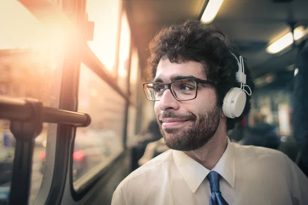 Empresário com fones de ouvido — Fotografia de Stock