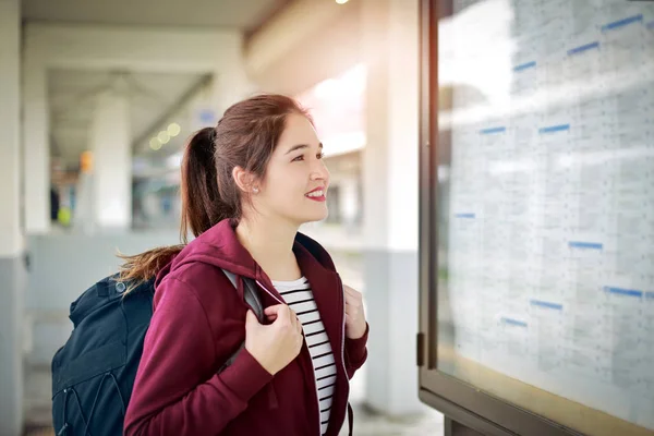 Vrouw aan het treinstation — Stockfoto