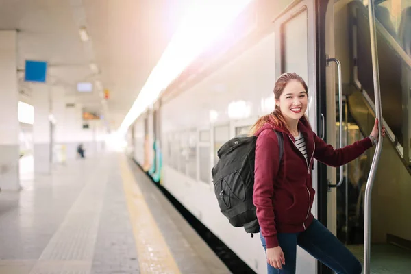 Donna salire sul treno — Foto Stock