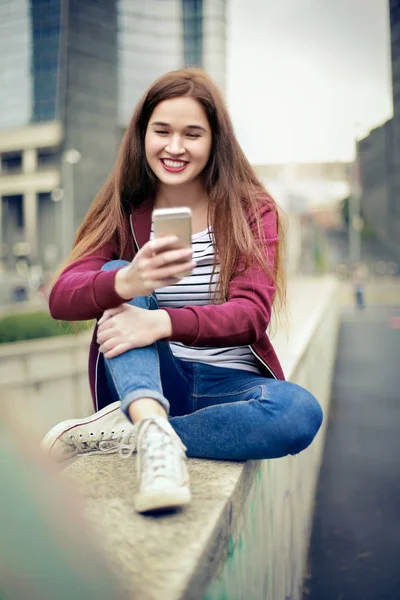 Mujer sentada en el stret — Foto de Stock