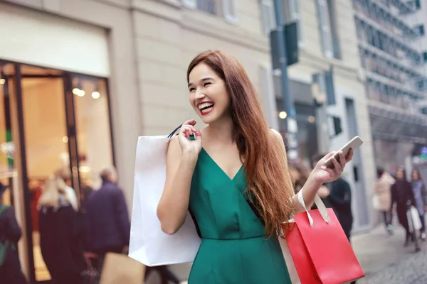 도시에서 쇼핑 하는 여자 — 스톡 사진