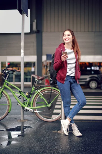 Vrouw naast de fiets — Stockfoto