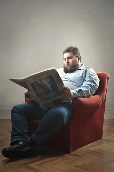 Obézní muž čtení — Stock fotografie