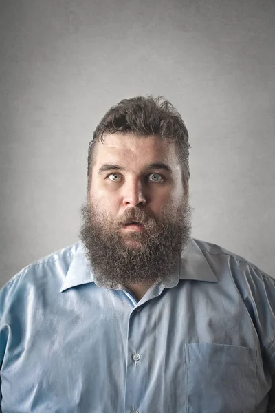 Бородатый мужчина выглядит удивлённым — стоковое фото