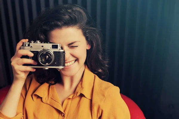 Vrouw met camera — Stockfoto