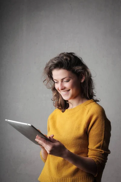 Mujer mirando la tableta — Foto de Stock