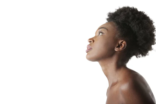 Черная женщина смотрит вверх — стоковое фото