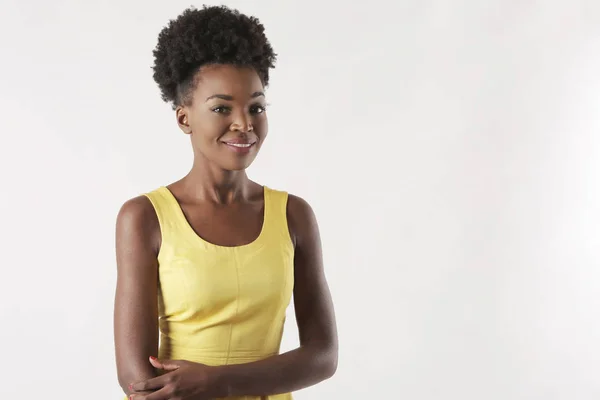 Mujer negra en amarillo — Foto de Stock