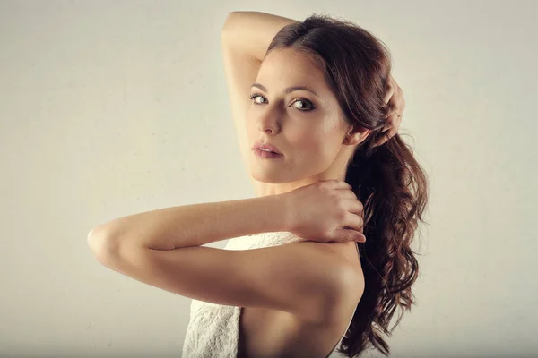 Vrouw poseren voor foto — Stockfoto