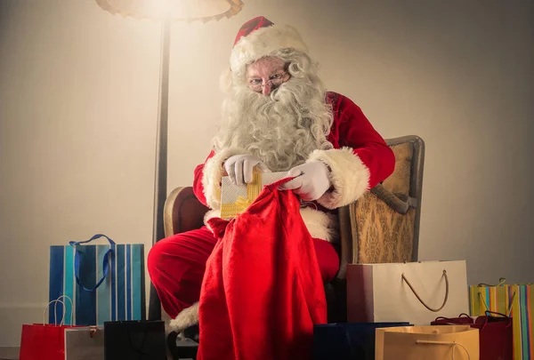 Santa verpakking geschenken — Stockfoto