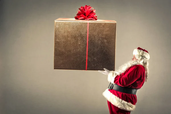 Santa con regalo enorme —  Fotos de Stock