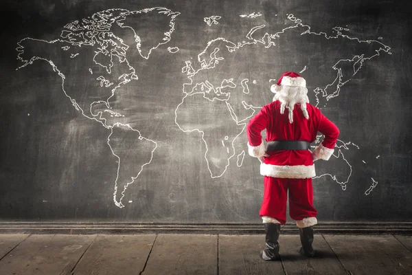 Babbo Natale davanti alla mappa — Foto Stock