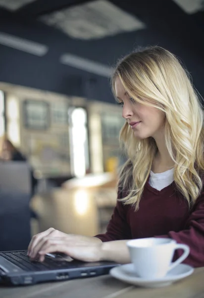 Mujer joven en la cafetería — Foto de Stock