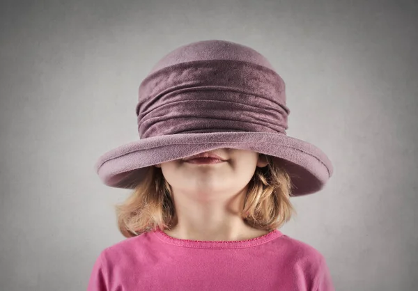 Menina de chapéu grande — Fotografia de Stock
