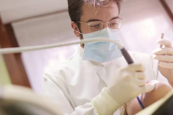 도구를 사용 하는 치과 의사 — 스톡 사진