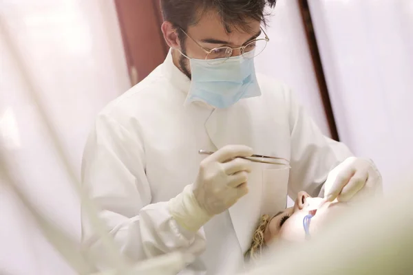 도구를 사용 하 여 치과 의사 — 스톡 사진