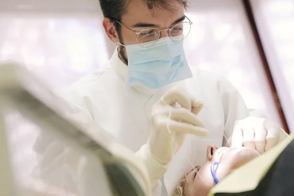 Tandarts werken met masker — Stockfoto