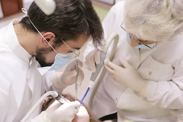 Patientens tandläkare arbetar — Stockfoto