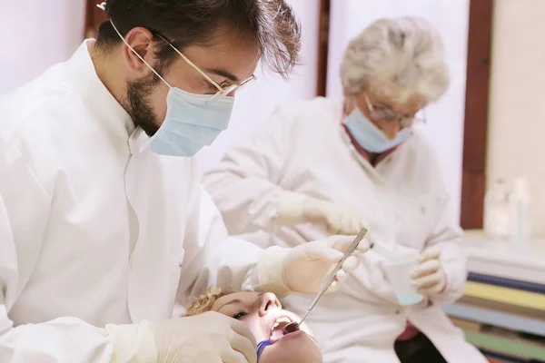 Tandläkare som arbetar på patienten — Stockfoto
