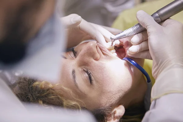 Tandläkare som arbetar på kvinna — Stockfoto
