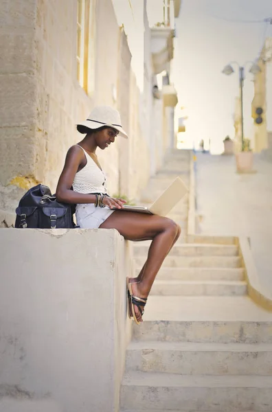 Mujer con portátil — Foto de Stock