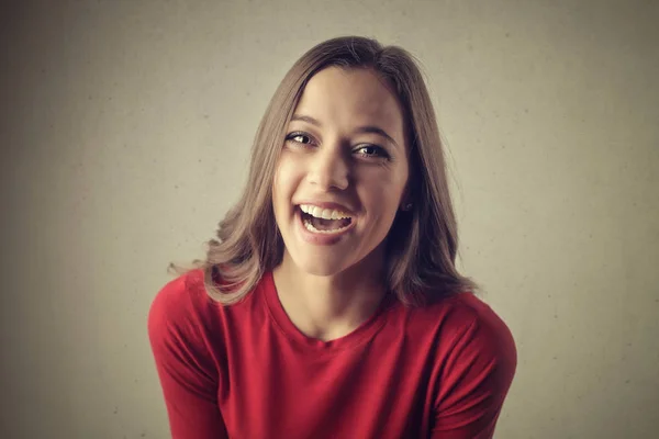 Kvinna skratta i studio — Stockfoto