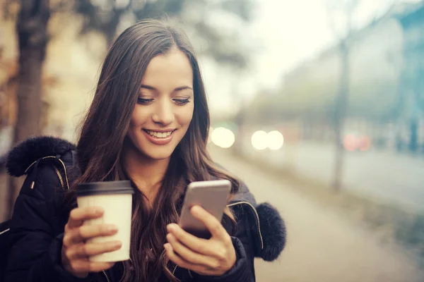 Mulher com telefone e café — Fotografia de Stock