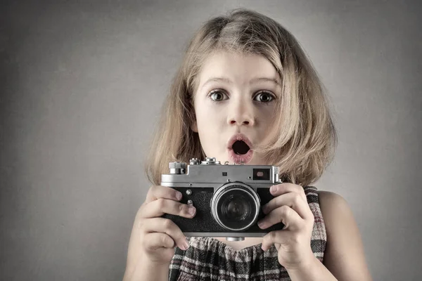 ヘッドフォンを持つ女の子 — ストック写真
