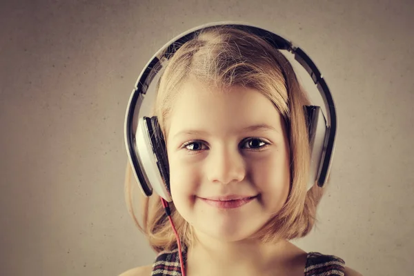 Petite fille avec écouteurs — Photo