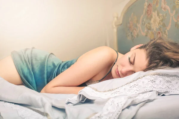 Chica en la cama — Foto de Stock