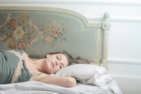 Девушка в постели — стоковое фото