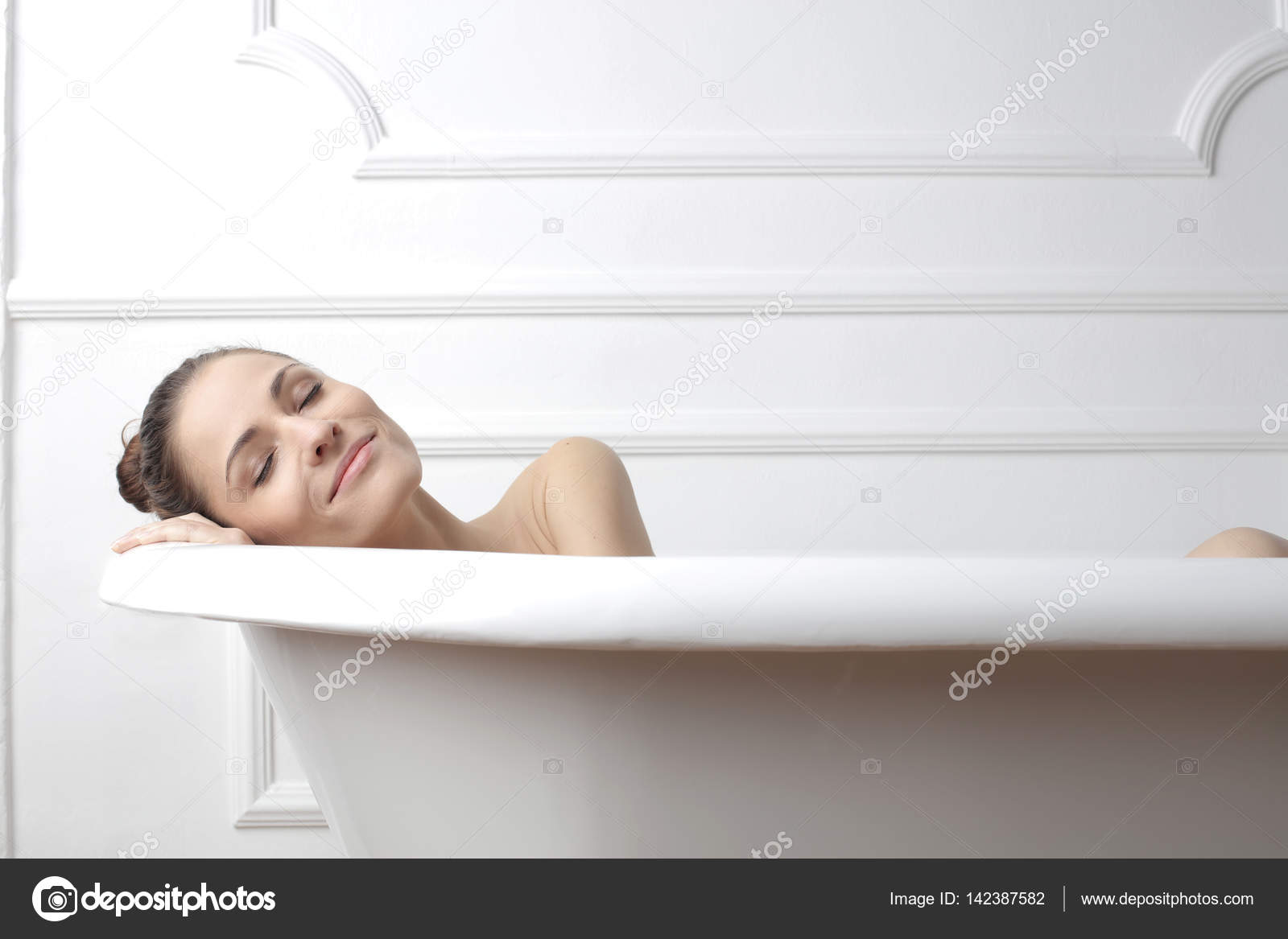 Ванная после операции. Расслабиться в ванной. Девушка лежит в ванной. Красивые дамы в ванной. Расслабленная женщина в ванной.