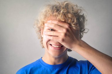 gülümseyen genç çocuk