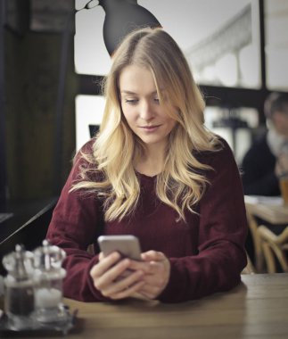 Genç sarışın kız