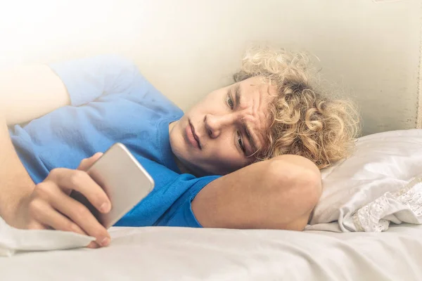 Jongen in het bed — Stockfoto