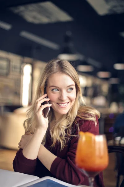 Lächelndes Mädchen mit Handy — Stockfoto