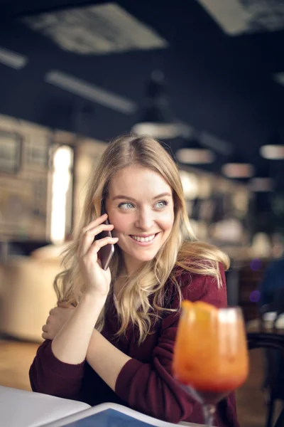 Souriante fille avec un téléphone mobile — Photo