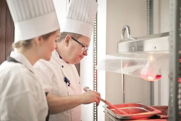 Os dois cozinheiros — Fotografia de Stock